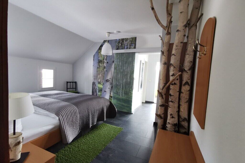 Een bureau, gratis wifi, beddengoed