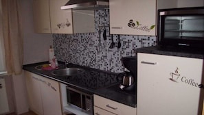 Wasserkocher mit Kaffee-/Teezubehör, Kühlschrank, Mikrowelle, Ofen