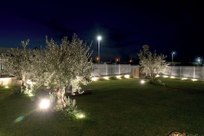 Property grounds - DIMORA OLEA: an elegant villa with a pool and access to a private beach (Sicilia)