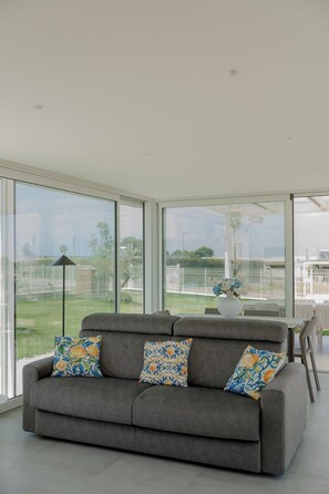 Smart TV - DIMORA OLEA: an elegant villa with a pool and access to a private beach (Sicilia)