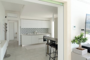 Coffee/tea maker, fridge, microwave, oven - DIMORA OLEA: an elegant villa with a pool and access to a private beach (Sicilia)