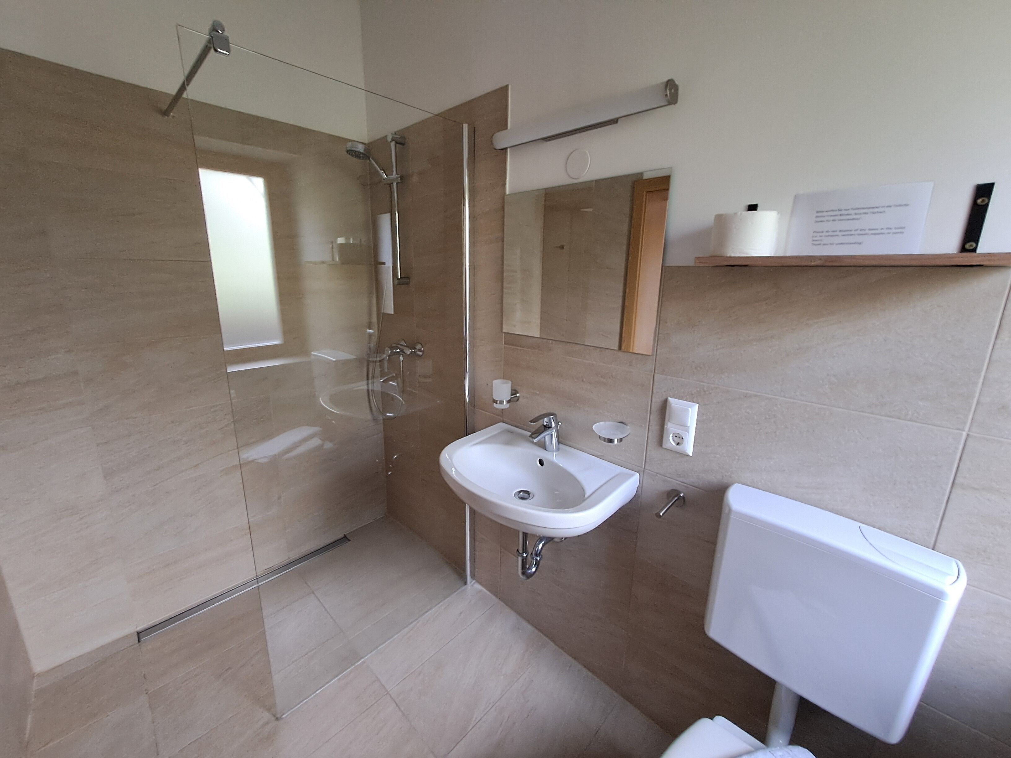 Dusche, Haartrockner, Handtücher, Toilettenpapier