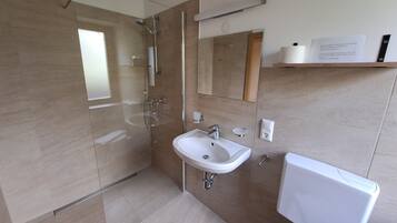 Dusche, Haartrockner, Handtücher, Toilettenpapier