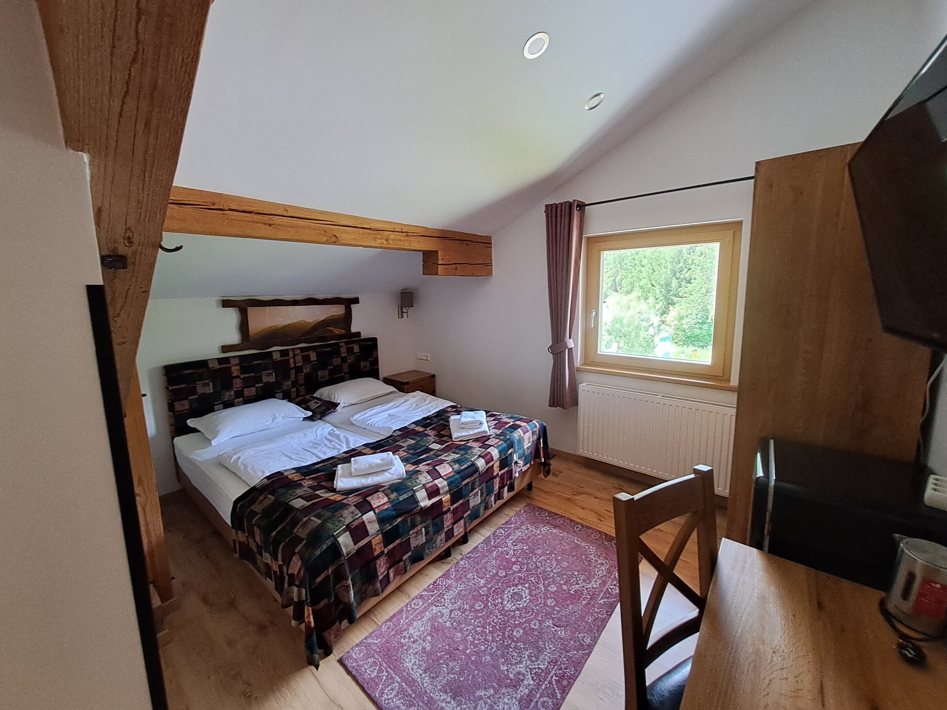6 bedrooms, WiFi, bed sheets