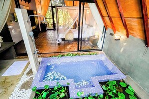 Kamar Double Deluks, pemandangan sungai | Meja kerja, tirai kedap cahaya, dan Wi-Fi gratis