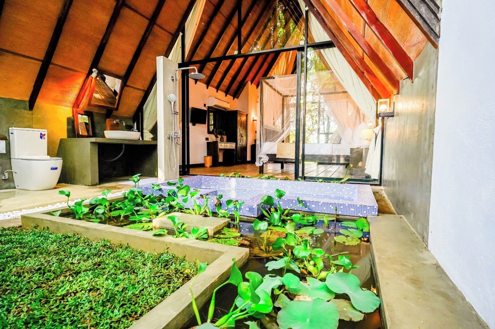 Deluxe Double Room, River View | Interior