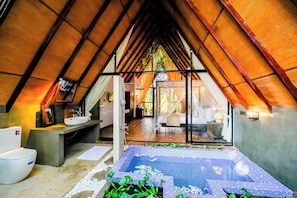 Kamar Double Deluks, pemandangan sungai | Kamar mandi | Bathtub dan shower terpisah, pengering rambut, sandal, dan handuk