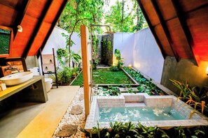 Kamar Double Keluarga, pemandangan sungai | Kamar mandi | Bathtub dan shower terpisah, pengering rambut, sandal, dan handuk