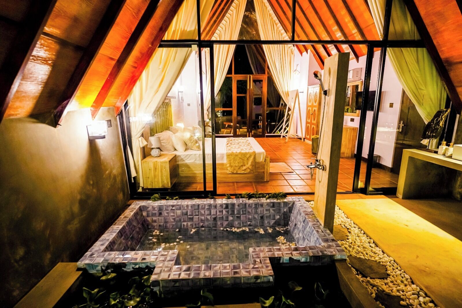 Kamar Double Keluarga, pemandangan sungai | Meja kerja, tirai kedap cahaya, dan Wi-Fi gratis