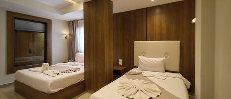 Habitación de hotel con dos camas, un espejo grande y paneles de madera en las paredes.