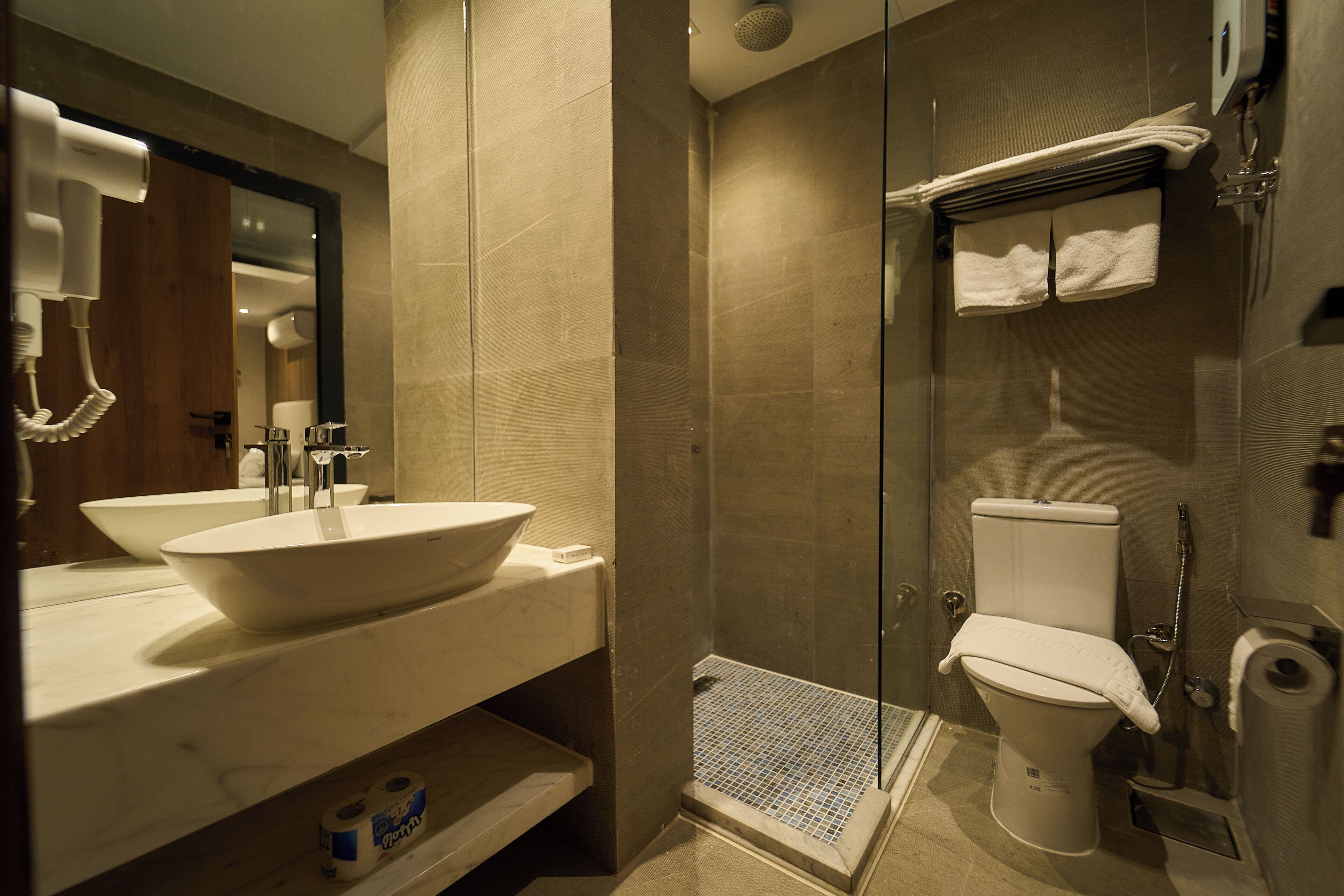 Een badkamer met een wastafel, toilet en douche.