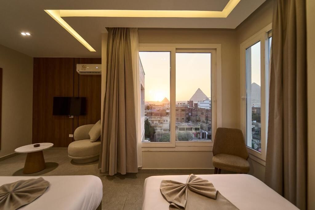 Panoramic Twin Room With Pyramids View | Safe på rommet, skrivebord, lydisolert og strykejern/-brett