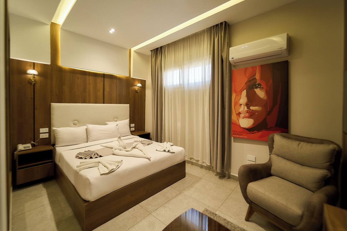 Sábanas de algodón egipcio, ropa de cama de alta calidad y minibar 