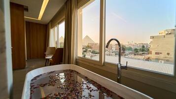 Junior Suite With Bathtub - Panoramic Pyramids View | Interior