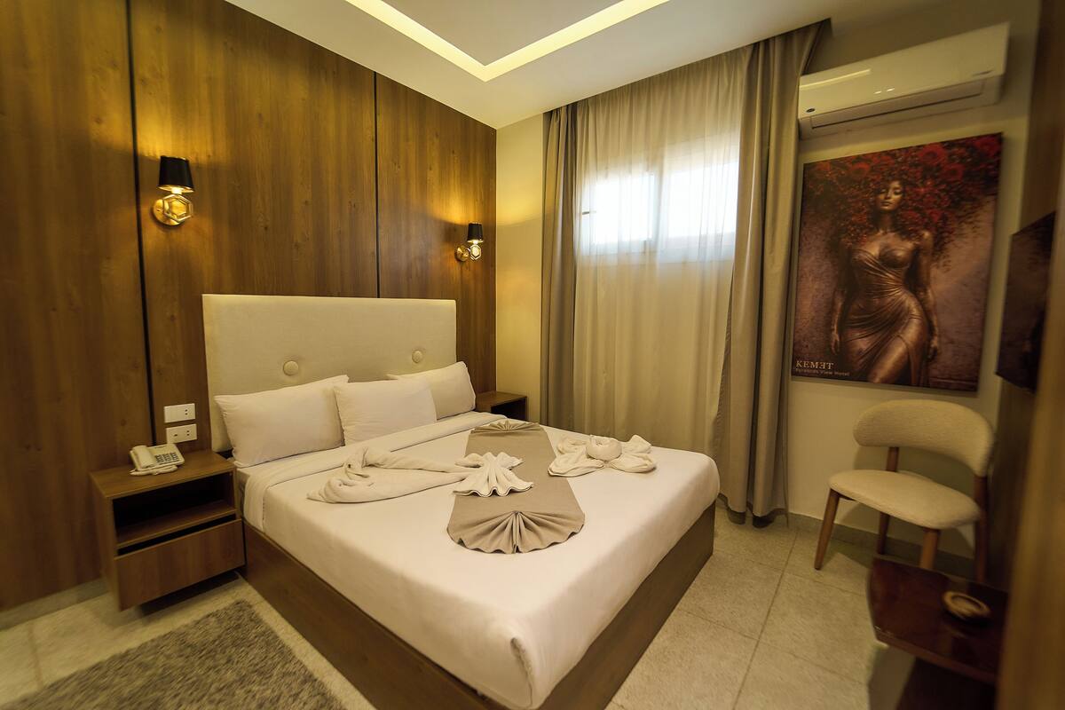 Sábanas de algodón egipcio, ropa de cama de alta calidad y minibar 