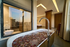 Junior Suite With Bathtub - Panoramic Pyramids View | 客房内保险箱、办公桌、隔音、熨斗/熨衣板