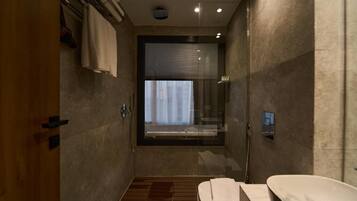 Junior Suite With Jacuzzi - Panoramic Pyramids View | Baño | Amenidades de baño gratuitas, secadora de cabello, toallas, jabón