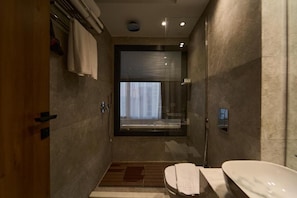 Junior Suite With Jacuzzi - Panoramic Pyramids View | 浴室 | 免费洗浴用品、吹风机、毛巾、肥皂