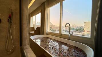 Junior Suite With Bathtub - Panoramic Pyramids View | Bathroom | Free toiletries, hair dryer, towels, soap
