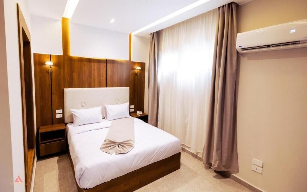 Panoramic Single Room With Pyramids View | Sábanas de algodón egipcio, ropa de cama de alta calidad y minibar 