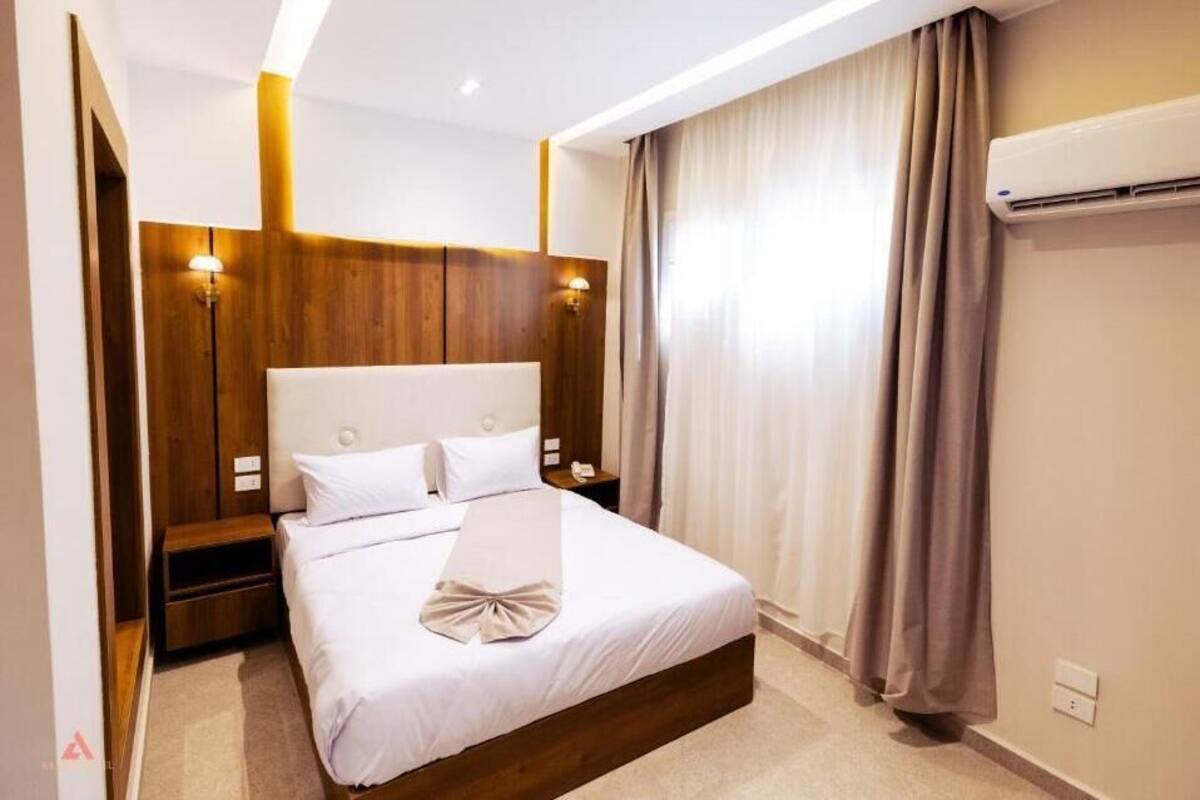 Sábanas de algodón egipcio, ropa de cama de alta calidad y minibar 