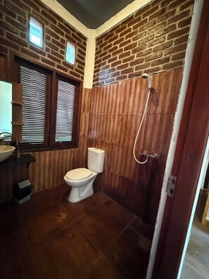 Chambre Double, vue jardin | Salle de bain | Douche, serviettes fournies, papier toilette