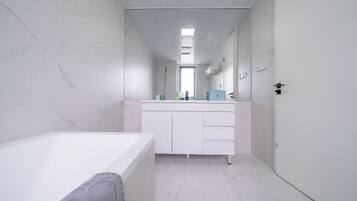 Departamento superior, para no fumadores, vista a la ciudad | Baño