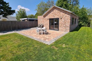 Outdoor dining - Dual Holiday Cottage for 8 in Baarland (Baarland)