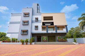 A modern townhouse with a sign indicating it is serviced by OYO. - Classic JR Royals (Golmuri)