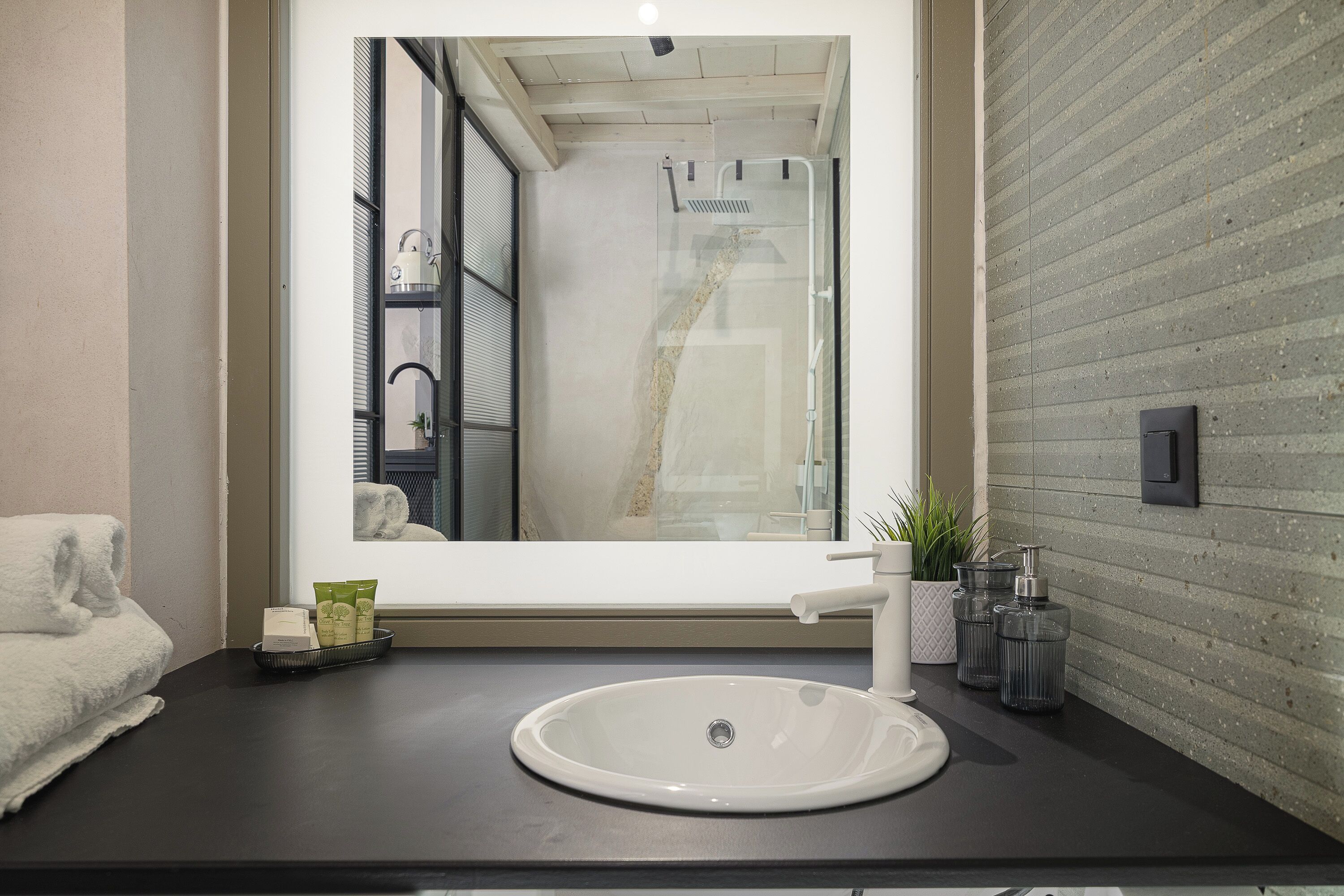 Standard-Studio | Badezimmer | Haartrockner, Hausschuhe, Handtücher, Seife