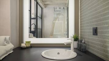 Standard-Studio | Badezimmer | Haartrockner, Hausschuhe, Handtücher, Seife