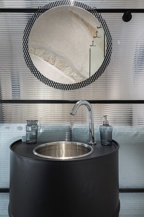 Studio Deluxe | Salle de bain | Sèche-cheveux, chaussons, serviettes fournies, savon