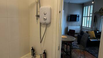 Appartement, 2 chambres, cuisine | Salle de bain | SĂšche-cheveux, serviettes fournies, savon, shampoing