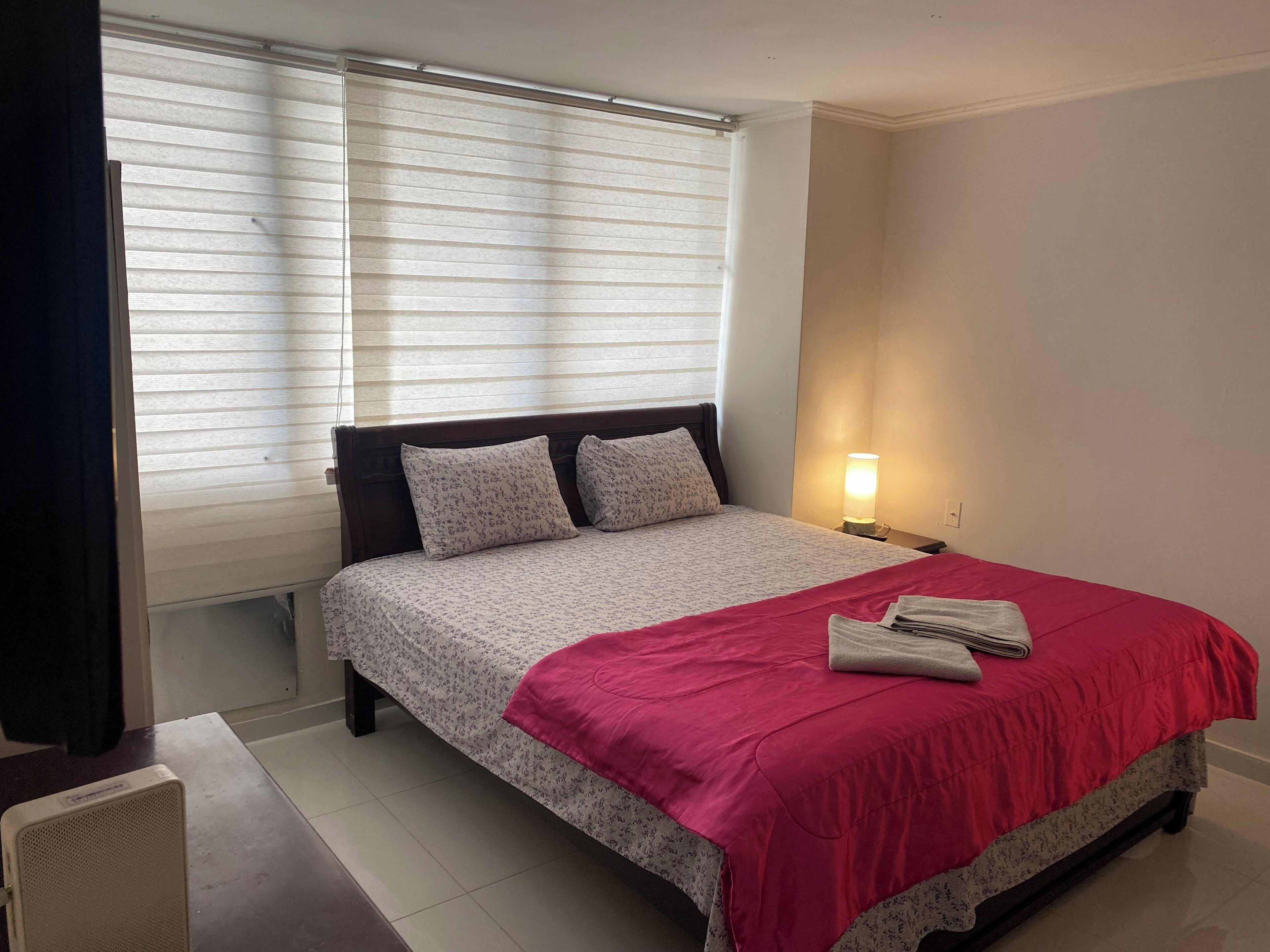 3 habitaciones, tabla de planchar con plancha, wifi y ropa de cama 