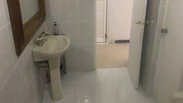 Regadera, secadora de cabello, bidet, toallas