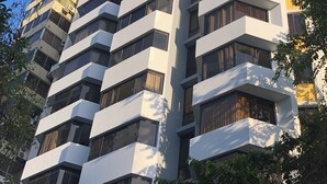 A multi-story building with a modern architectural design, featuring balconies and large windows. - 3-ROOM APARTMENT IN PUNTA PAITILLA WITH OPEN-PLAN KITCHEN, PARKING, WIFI, AND VISTASKY BUILDING (Panamá)
