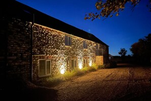 Exterior - The Granary - Stunning Barn Conversion with Mediterranean courtyard sleeps 5 (Bridlington)