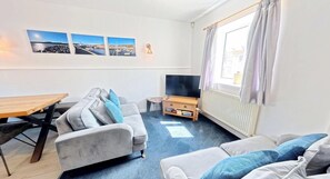 Smart TV, fireplace - The Granary - Stunning Barn Conversion with Mediterranean courtyard sleeps 5 (Bridlington)