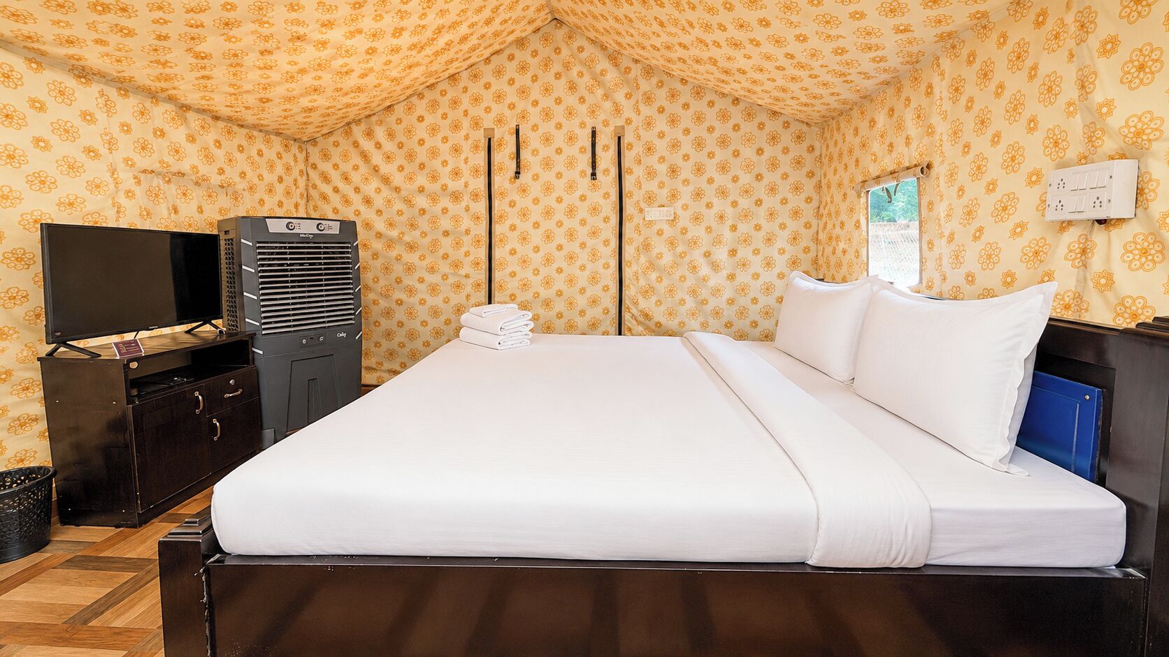 Une chambre d’hôtel équipée d’un lit, d’une télévision, d’un radiateur et d’une armoire.
