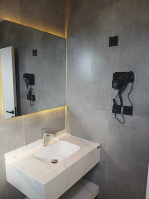 Deluxe Studio Suite, City View | Bathroom