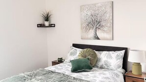 4 bedrooms, free WiFi, bed sheets - House Sleeps 8 With Parking (Nottingham)