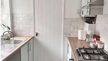 Frigorífico, microondas, horno y placa de cocina