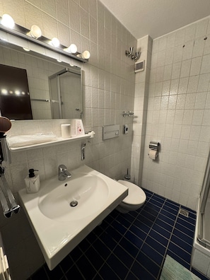 Quarto triplo conforto | Banheiro