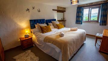 7 bedrooms, WiFi, bed sheets