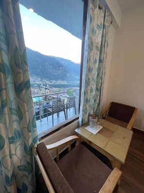 Deluxe Room, Mountain View | Interior - Hotel Saras (Manali)