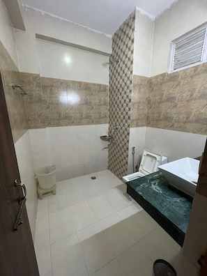 Deluxe Room, Mountain View | Bathroom - Hotel Saras (Manali)