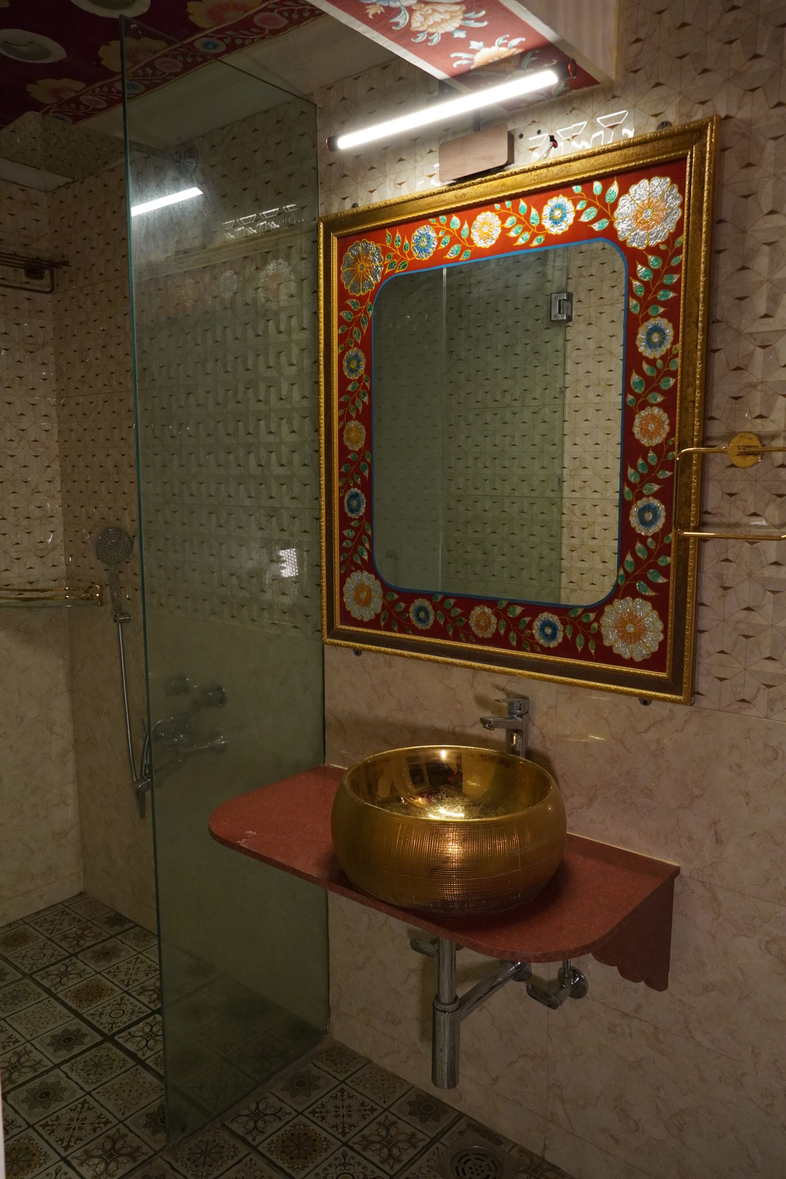 Chambre Standard, vue ville | Salle de bain | Chaussons, serviettes fournies, papier toilette