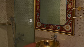 Chambre Standard, vue ville | Salle de bain | Chaussons, serviettes fournies, papier toilette