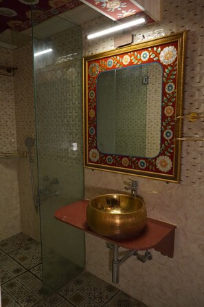 Chambre Standard, vue ville | Salle de bain | Chaussons, serviettes fournies, papier toilette
