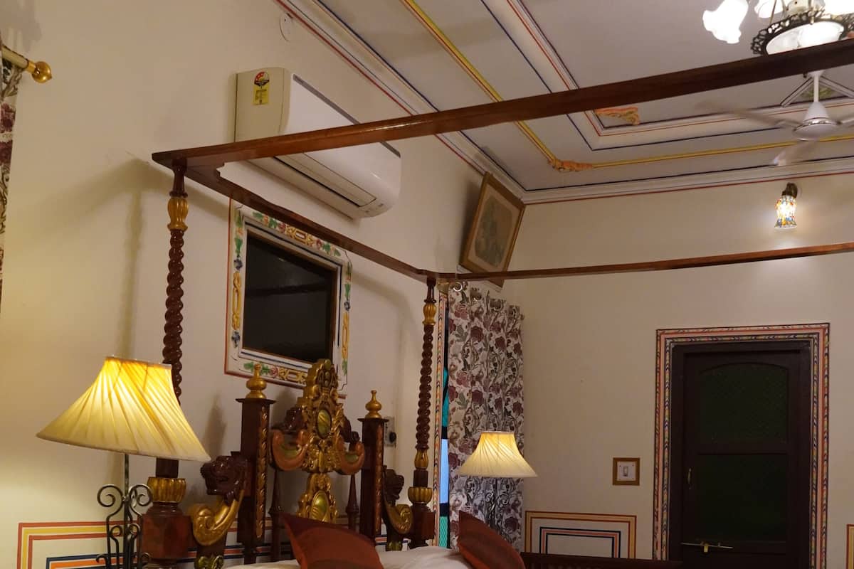 Standard Room, City View | Desk, laptop workspace, iron/ironing board, free WiFi